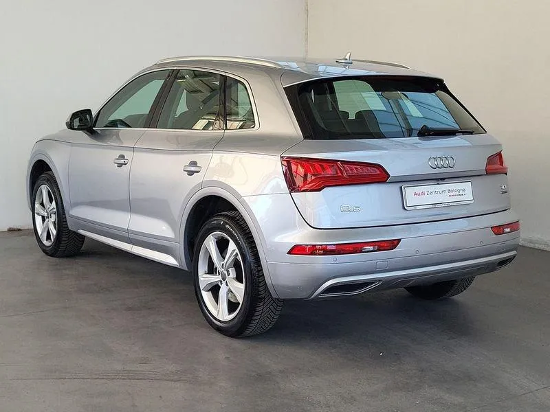 AUDI Q5 2.0 TDI quattro S tr. Business Sport Image 4